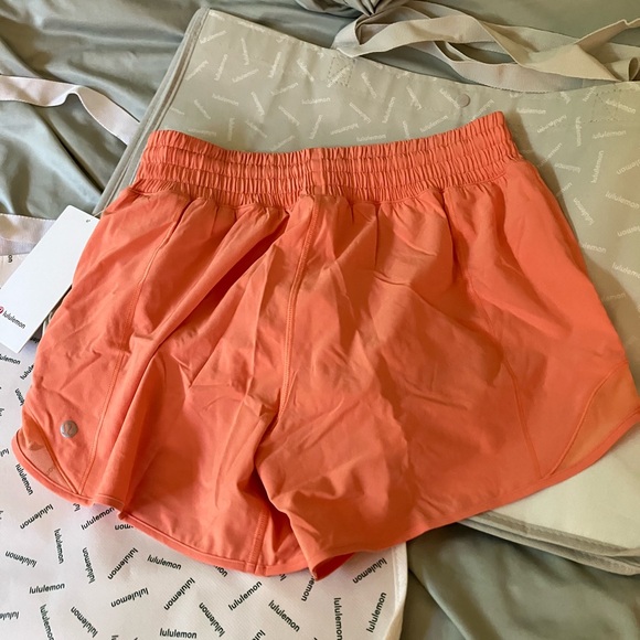 NWT Lululemon Hotty Hot High Rise Shorts 4", Sz 6, Coral Kiss - Picture 4 of 4